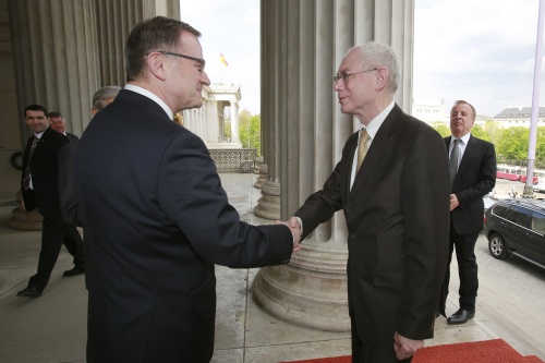v.li.: Zweite Nationalratspräsident Karlheinz Kopf (V) begrüßt EU-Ratspräsident Herman van Rompuy