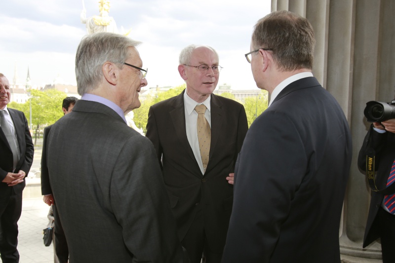 v.li.: Präsident der Österreichischen Gesellschaft für Außenpolitik und die Vereinten Nationen (ÖGAVN) Wolfgang Schüssel, EU-Ratspräsident Herman van Rompuy und der Zweite Nationalratspräsident Karlheinz Kopf (V) im Gespräch