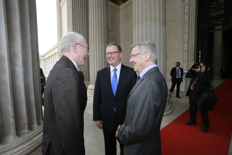 v.li.: EU-Ratspräsident Herman van Rompuy, Zweite Nationalratspräsident Karlheinz Kopf (V) und der Präsident der Österreichischen Gesellschaft für Außenpolitik und die Vereinten Nationen (ÖGAVN) Wolfgang Schüssel im Gespräch