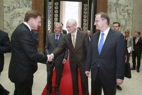 v.li.: EU-Ratspräsident Herman van Rompuy begrüßt den Nationalratsabgeordneten Andreas F. Karlsböck (F). Zweite Nationalratspräsident Karlheinz Kopf (V) (re.)