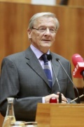Präsident der Österreichischen Gesellschaft für Außenpolitik und die Vereinten Nationen (ÖGAVN) Wolfgang Schüssel am Rednerpult