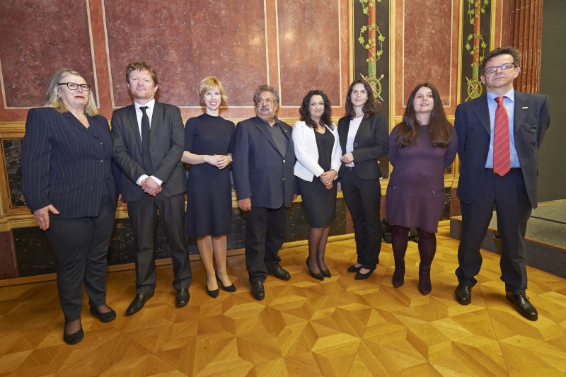 v.li. Voksanwältin a.D. Terezija Stoisits, Sektion internationale Angelegenheiten - Bundesministerium für Bildung und Frauen Jürgen Schick, Nationale Kontaktstelle für Roma Integration im Bundeskanzleramt Susanne Pfanner, 
Obmann Kulturverein österreichischer Roma Prof. Rudolf Sarközi, Volkshilfe Österreich Usnija Buligovic, Moderatorin Sabrian Kopf, Geschäftsführerin Romano Centro Andrea Härle, Bundesministerium für Arbeit, Soziales und Konsumentenschutz Roland Hanak