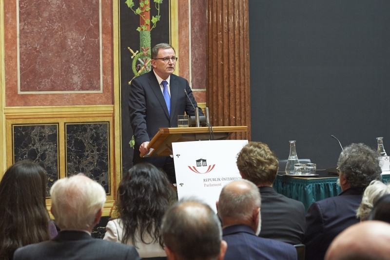 Zweiter Nationalratspräsident Karlheinz Kopf (V) bei der Begrüßung am Rednerpult