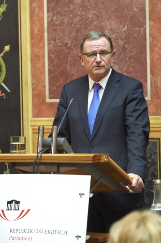 Zweiter Nationalratspräsident Karlheinz Kopf (V) bei der Begrüßung am Rednerpult