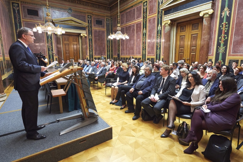 Zweiter Nationalratspräsident Karlheinz Kopf (V) bei der Begrüßung am Rednerpult. Blick  in Richtung VeranstaltungsteilnehmerInnen