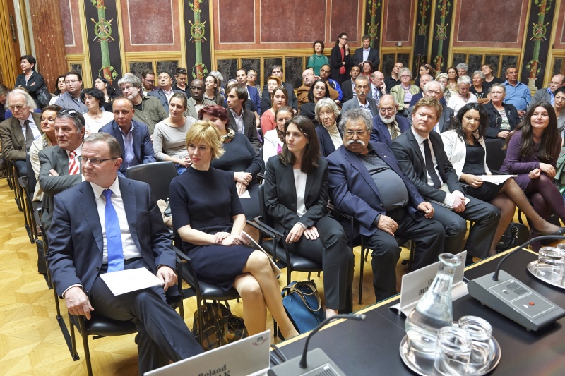 v.li.: Zweiter Nationalratspräsident Karlheinz Kopf (V), Nationale Kontaktstelle für Roma Integration im Bundeskanzleramt Susanne Pfanner, Moderatorin Sabrian Kopf, Obmann Kulturverein österreichischer Roma Prof. Rudolf Sarközi, Sektion internationale Angelegenheiten - Bundesministerium für Bildung und Frauen Jürgen Schick, Volkshilfe Österreich Usnija Buligovic und Geschäftsführerin Romano Centro Andrea Härle