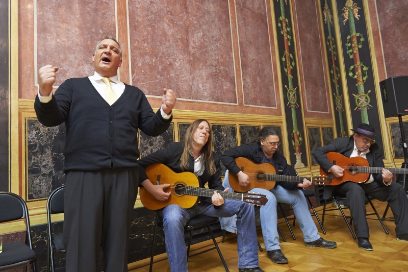 Musikdarbietung von Amenza Ketane