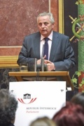 Bundesminister für Arbeit, Soziales und Konsumentenschutz Rudolf Hundstorfer am Rednerpult bei seiner Keynote