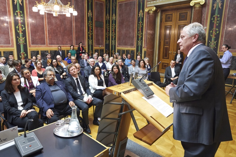 Bundesminister für Arbeit, Soziales und Konsumentenschutz Rudolf Hundstorfer am Rednerpult bei seiner Keynote. Blick in Richtung VeranstaltungsteilnehmerInnen