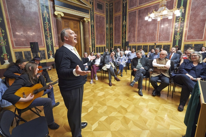 Musikdarbietung von Amenza Ketane. Blick in Richtung VeranstaltungsteilnehmerInnen