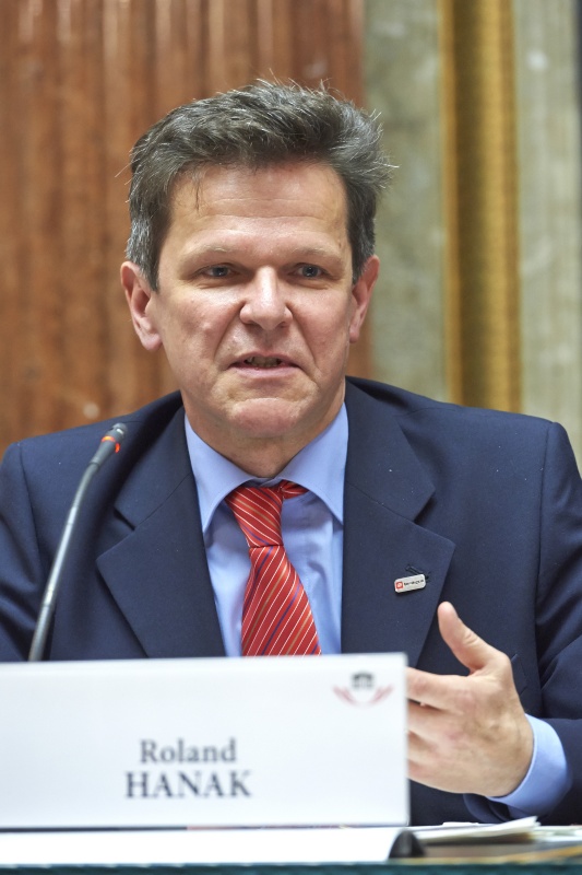 Bundesministerium für Arbeit, Soziales und Konsumentenschutz Roland Hanak am Podium
