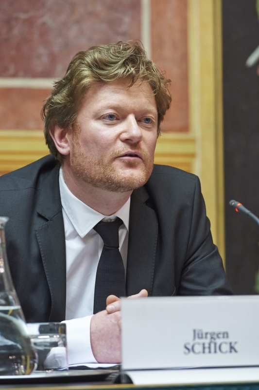 Sektion internationale Angelegenheiten - Bundesministerium für Bildung und Frauen Jürgen Schick am Podium