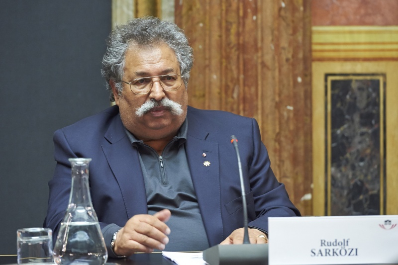 Obmann Kulturverein österreichischer Roma Prof. Rudolf Sarközi am Podium