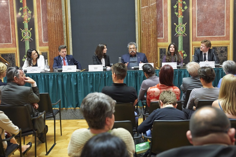 Podium v.li.: Volkshilfe Österreich Usnija Buligovic, Bundesministerium für Arbeit, Soziales und Konsumentenschutz Roland Hanak, Moderatorin Sabrian Kopf, Obmann Kulturverein österreichischer Roma Prof. Rudolf Sarközi, Geschäftsführerin Romano Centro Andrea Härle und Sektion internationale Angelegenheiten - Bundesministerium für Bildung und Frauen Jürgen Schick