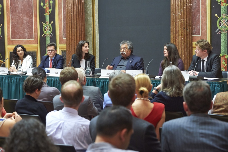 Podium v.li.: Volkshilfe Österreich Usnija Buligovic, Bundesministerium für Arbeit, Soziales und Konsumentenschutz Roland Hanak, Moderatorin Sabrian Kopf, Obmann Kulturverein österreichischer Roma Prof. Rudolf Sarközi, Geschäftsführerin Romano Centro Andrea Härle und Sektion internationale Angelegenheiten - Bundesministerium für Bildung und Frauen Jürgen Schick