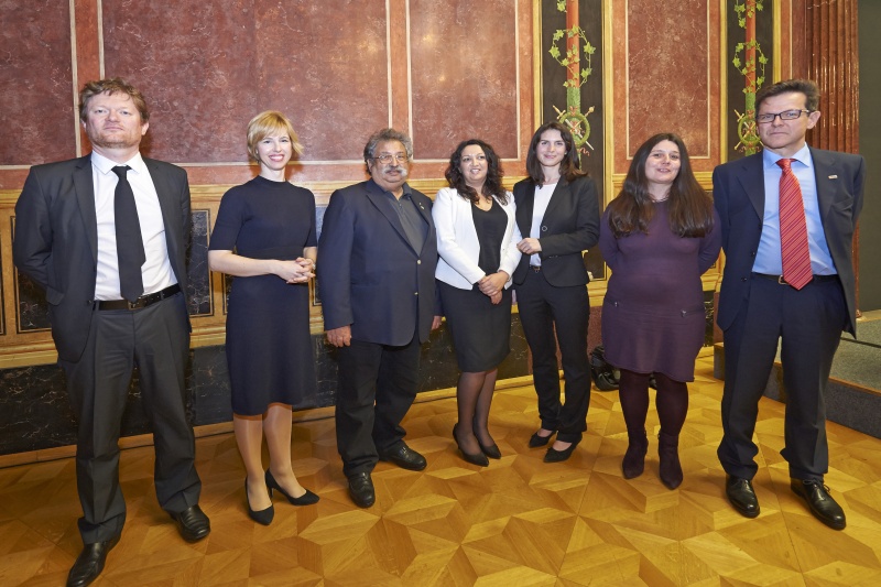 v.li. Sektion internationale Angelegenheiten - Bundesministerium für Bildung und Frauen Jürgen Schick, Nationale Kontaktstelle für Roma Integration im Bundeskanzleramt Susanne Pfanner, Obmann Kulturverein österreichischer Roma Prof. Rudolf Sarközi, Volkshilfe Österreich Usnija Buligovic, Moderatorin Sabrian Kopf, Geschäftsführerin Romano Centro Andrea Härle und Bundesministerium für Arbeit, Soziales und Konsumentenschutz Roland Hanak