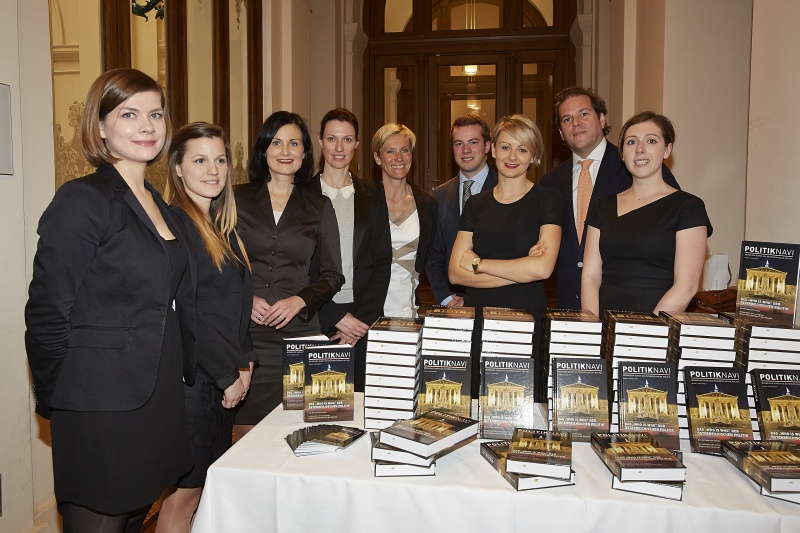 Silvia Grünberger (3.v.li, V) mit dem Team der Agentur von Wolfgang Rosam