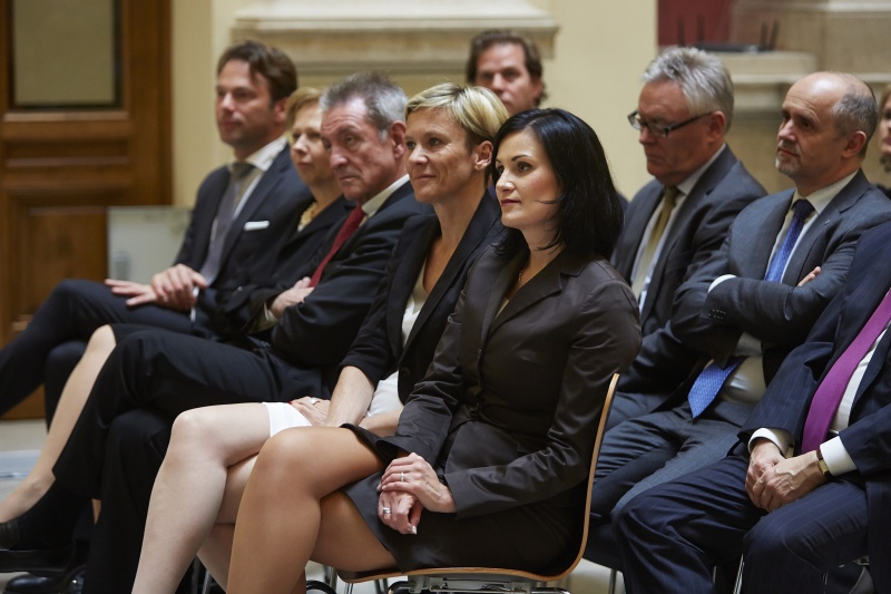 1. Reihe v.re. Silvia Grünberger (V) und Veranstaltungsteilhmerinnen und Veranstaltungsteilnehmer