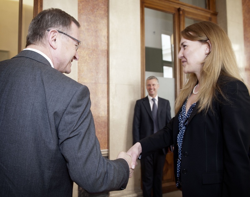 v.li.: Der Zweite Nationalratspräsident Karlheinz Kopf (V) begrüßt eine ukrainische Studiengruppe im Parlaments