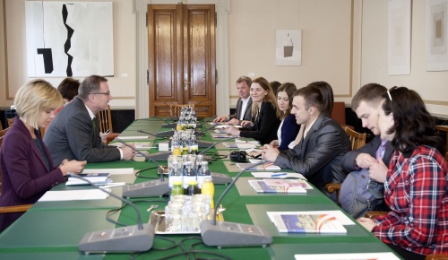 Aussprache. Der Zweite Nationalratspräsident Karlheinz Kopf (V) (2.v.li.) im Gespräch mit den Mitgliedern der ukrainischen Studiengruppe