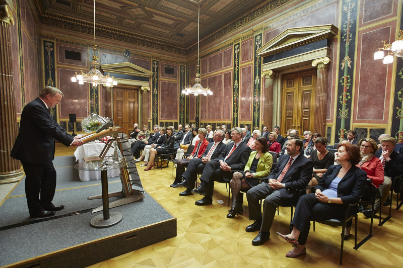 Blick Richtung VeranstaltungsteilnehmerInnen; li.: Bundesratspräsident Michael Lampel (S) am Rednerpult