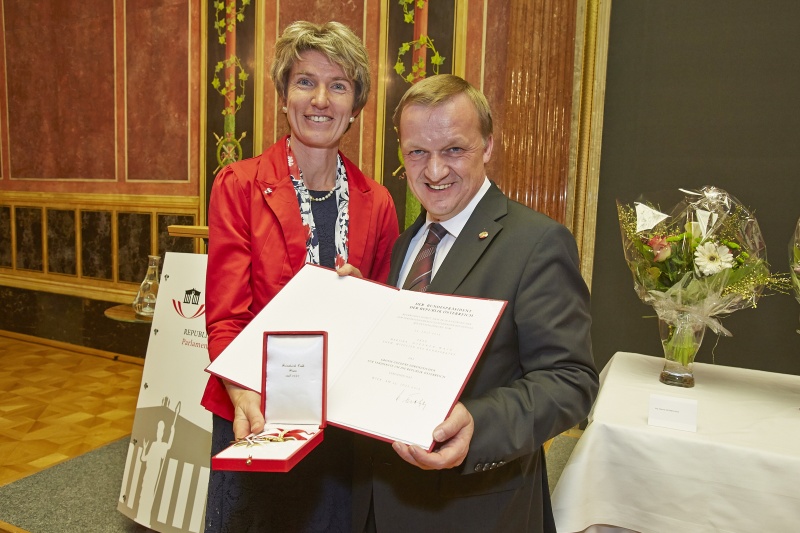 v.li.: Nationalratsabgeordnete Martina Diesner-Wais (V) mit dem "Großen Goldenen Ehrenzeichen für Verdienste um die Republik Österreich" geehrt durch Bundesratspräsident Michael Lampel (S)