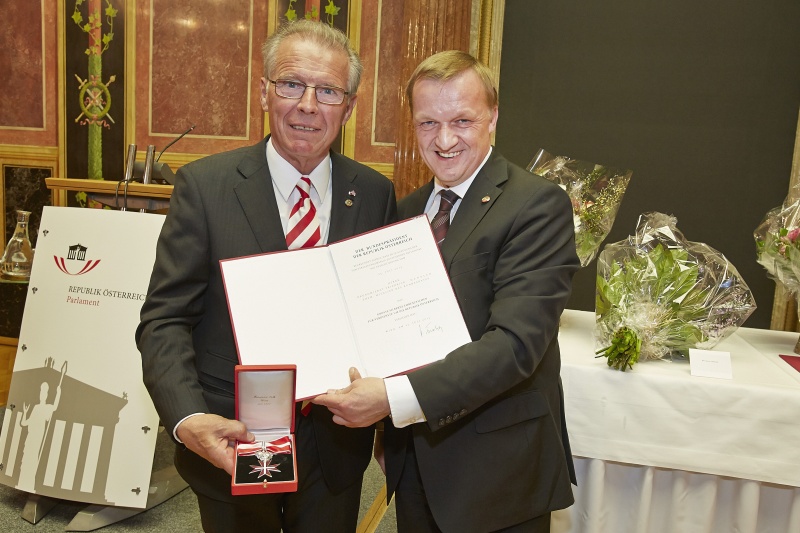 v.li.: Friedrich Hensler(V) mit dem "Großen Silbernen Ehrenzeichen für Verdienste um die Republik Österreich" geehrt durch Bundesratspräsident Michael Lampel (S)