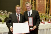 v.li.:  Bundesratspräsident Michael Lampel (S) ehrt Bundesrat Martin Preineder mit dem "Großen Silbernen Ehrenzeichen mit dem Stern für Verdienste um die Republik Österreich" 