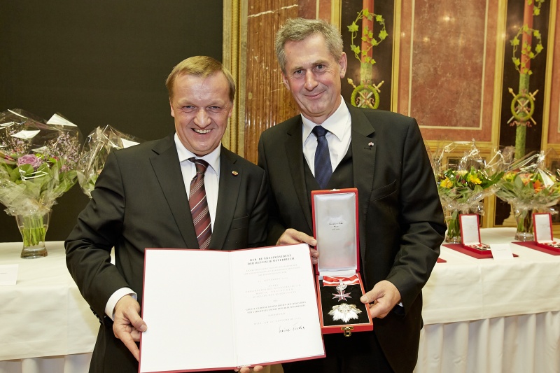 v.li.:  Bundesratspräsident Michael Lampel (S) ehrt Bundesrat Martin Preineder mit dem "Großen Silbernen Ehrenzeichen mit dem Stern für Verdienste um die Republik Österreich" 