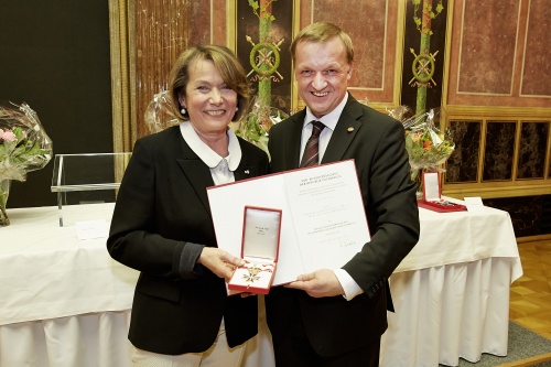 v.li.: Bundesrätin Sonja Zwazl (V) mit dem "Großen Goldenen Ehrenzeichen für Verdienste um die Republik Österreich" geehrt durch  Bundesratspräsident Michael Lampel (S)