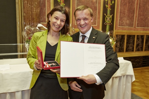 v.li.: Elisabeth Kerschbaum (G) mit dem "Großen Silbernen Ehrenzeichen für Verdienste um die Republik Österreich" geehrt durch  Bundesratspräsident Michael Lampel (S)
