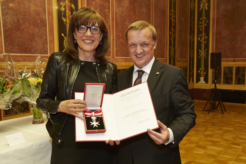 v.li.: Bundesrätin Anneliese Junker (V) mit dem "Großen Silbernen Ehrenzeichen für Verdienste um die Republik Österreich" geehrt durch  Bundesratspräsident Michael Lampel (S)