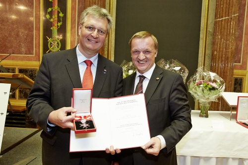 v.li.: Christoph Kainz (V) mit dem "Großen Silbernen Ehrenzeichen für Verdienste um die Republik Österreich" geehrt durch Bundesratspräsident Michael Lampel (S)