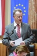 Der burgenländische Landeshauptmann Hans Niessl bei seiner Rede vor dem Bundesrat
