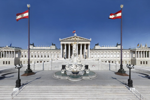 Blick auf die Fassade des Parlamentsgebäudes von der Ringstraßenseite