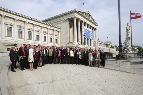 Gruppenfoto mit allen TeilnehmerInnen vor dem Parlament