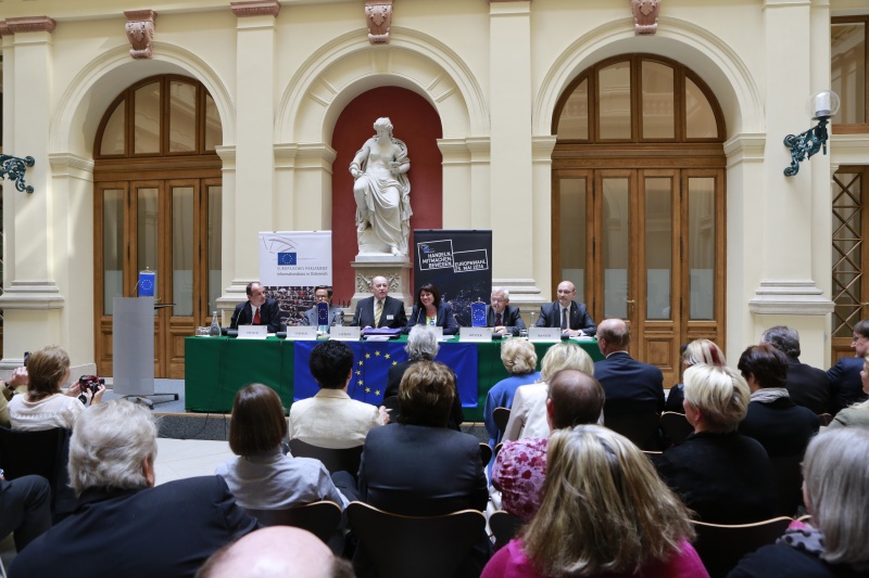 Blick Richtung VeranstaltungsteilnehmerInnen. Am Präsidium v.li.: Leiter des Informationsbüros des Europäischen Parlaments Georg Pfeifer, Botschafter Christian Strohal, Moderator Anton Salesny, Nationalratsabgeordnete Gisela Wurm (S), Landesschulrat für Niederösterreich Leopold Rötzer und Vizerektor Norbert Kraker