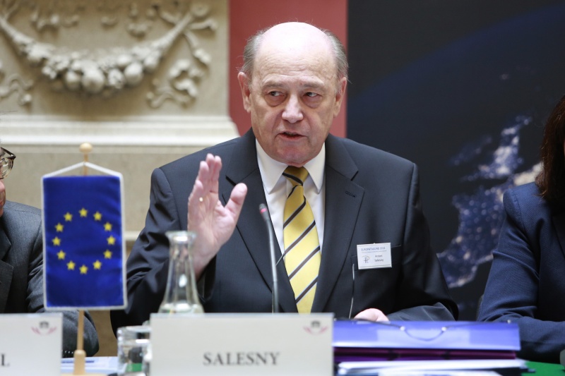 Moderator Anton Salesny am Wort