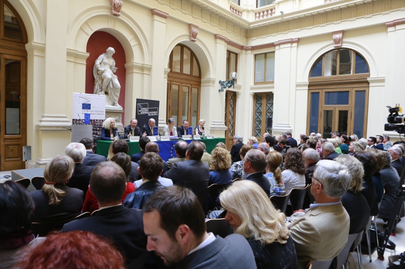 Blick in Richtung VeranstaltungsteilnehmerInnen. Am Podium v.li.: Die Europaabgeordneten Karin Kadenbach (S) und Othmar Karas (V), Moderator Anton Salesny, Europaabgeordnete Ulrike Lunacek (G) sowie die Nationalratsabgeordneten Harald Vilimsky (F) und Angelika Mlinar (N)