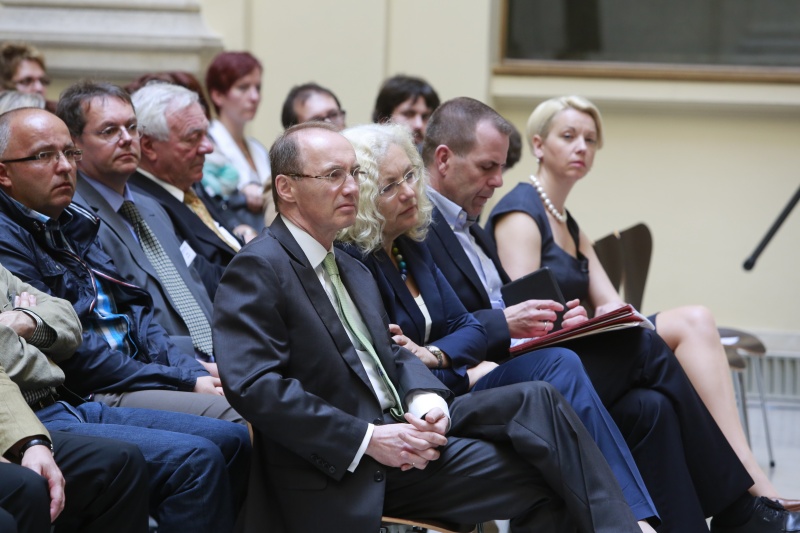 Blick in Richtung VeranstaltungsteilnehmerInnen. Erste Reihe v.li.: Die Europaabgeordneten Othmar Karas (V) und Karin Kadenbach (S), die Nationalratsabgeordneten Harald Vilimsky (F) und Angelika Rosa Mlinar (N)