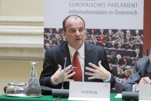 Leiter des Informationsbüros des Europäischen Parlaments Georg Pfeifer am Wort
