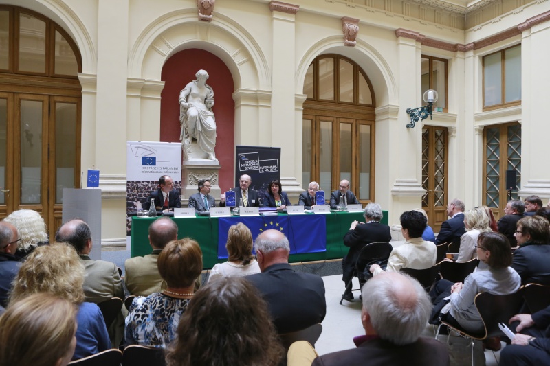 Blick Richtung VeranstaltungsteilnehmerInnen. Am Präsidium v.li.: Leiter des Informationsbüros des Europäischen Parlaments Georg Pfeifer, Botschafter Christian Strohal, Moderator Anton Salesny, Nationalratsabgeordnete Gisela Wurm (S), Landesschulrat für Niederösterreich Leopold Rötzer und Vizerektor Norbert Kraker