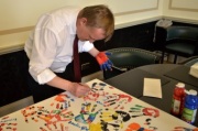 Bundesratspräsident Michael Lampel (S) beim Signieren des Kunstwerkes