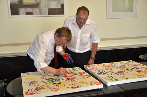 v.li.: Bundesratspräsident Michael Lampel (S) beim Signieren des Kunstwerkes und Behindertenvertrauensperson im Parlament Friedrich Koch