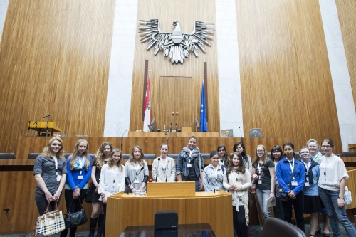 Gruppenbild der Schülerinnen am Rednerpult im NR-Sitzungssaal