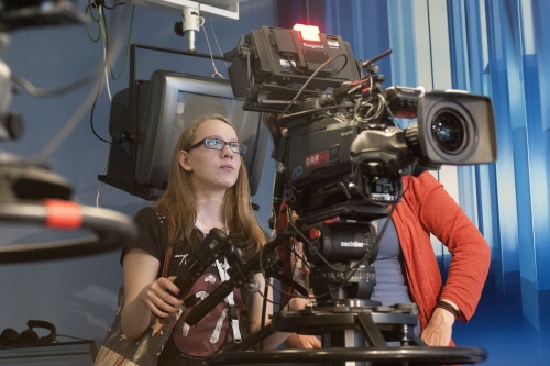 Schülerinnen an der Kamera im Stadtstudio des ORF