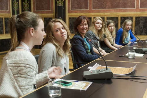 Schülerinnen bei der Diskussion mit weiblichen Abgeordneten