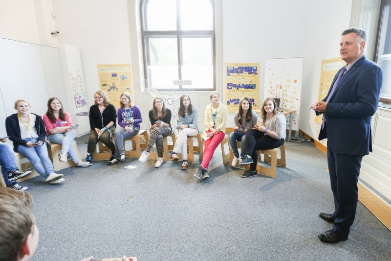 Dienstleiter für Öffentlichkeitsarbeit Rudolf Gollia begrüßt die Schüler/innen zur Demokratiewerkstatt Profiehrung