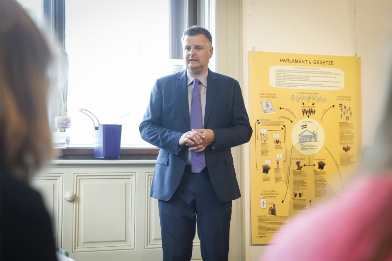 Dienstellenleiter für Öffentlichkeitsarbeit Rudolf Gollia begrüßt die Schüler/innen zur Demokratiewerkstatt Profiehrung