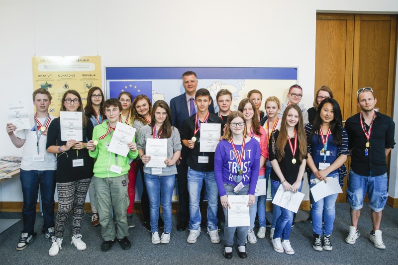 Gruppenfoto mit allen Demokratiewerkstatt Profis und Dienstleiter für Öffentlichkeitsarbeit Rudolf Gollia (Mitte) sowie Lehrer Philipp Brunner (re)